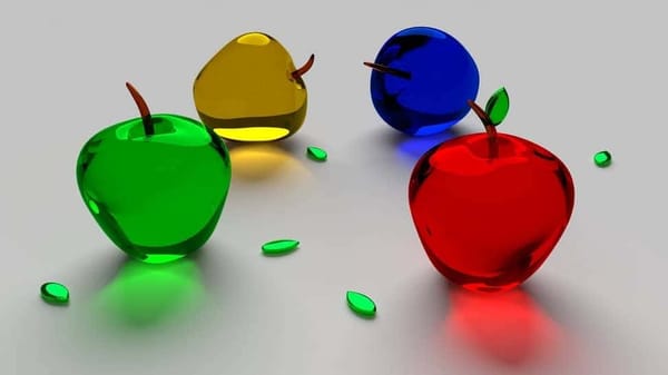 Des pommes en verre coloré.
