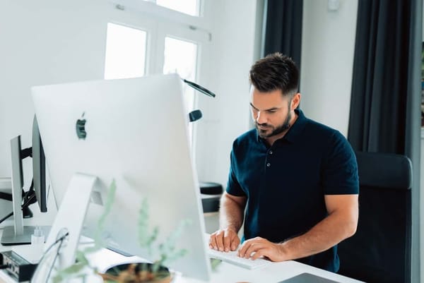 Un investisseur devant un iMac.