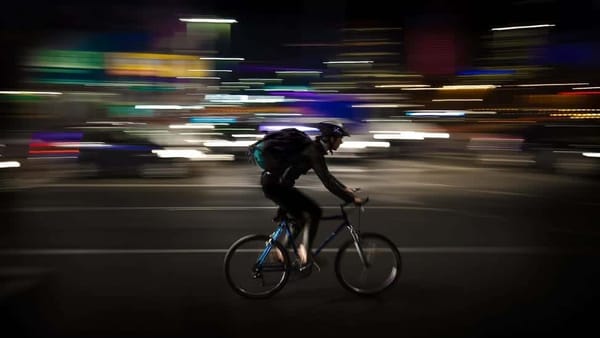 Un livreur à vélo.